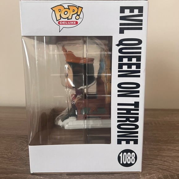 Funko Pop! Deluxe Evil Queen on Throne - Picture 3 of 4